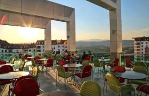 Akropol termal tesis في بايبازاري: مطعم على طاولات وكراسي على شرفة