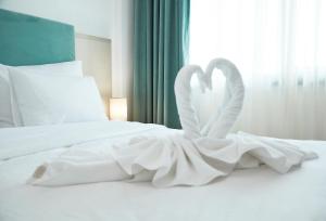 Кровать или кровати в номере Excelsior Apartaments Mamaia Nord