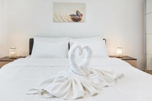Кровать или кровати в номере Excelsior Apartaments Mamaia Nord