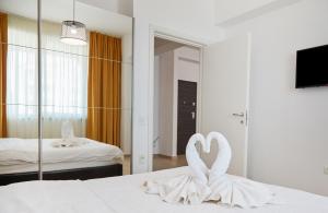 Кровать или кровати в номере Excelsior Apartaments Mamaia Nord