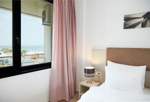 Кровать или кровати в номере Excelsior Apartaments Mamaia Nord