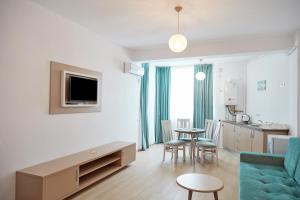 Телевизор и/или развлекательный центр в Excelsior Apartaments Mamaia Nord