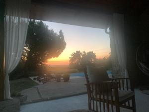 uma vista para o pôr-do-sol a partir do alpendre de uma casa em Maison Mard'Or Chambre Sylvaé em Mardor