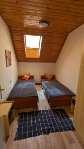 A bed or beds in a room at Virágos Apartman Balatonszemes
