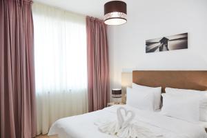 Кровать или кровати в номере Excelsior Apartaments Mamaia Nord