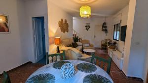 a living room with a table and a couch at Casa Lola Preciosa azotea vistas panorámicas in Almuñécar