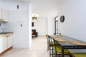 uma cozinha e sala de jantar com mesa e cadeiras em EDEN RENTALS Pure Oasis Ocean Views em El Rosario