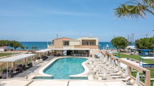 Bazén v ubytovaní Castro Beach Hotel alebo v jeho blízkosti