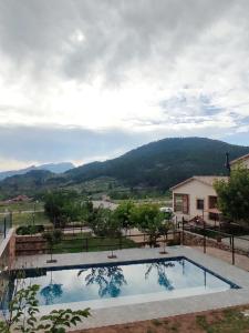 una piscina con vistas a la montaña en Casas Rurales La Loma, en Riópar