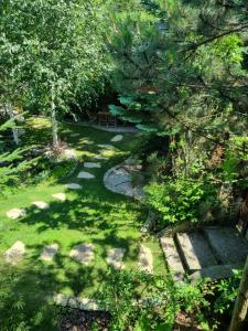 een uitzicht over een tuin met bomen en rotsen bij Villa Remata in Handlová