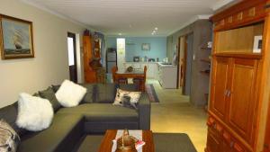 ein Wohnzimmer mit einem Sofa und einem Tisch in der Unterkunft Sonvanger 2 in Paarl
