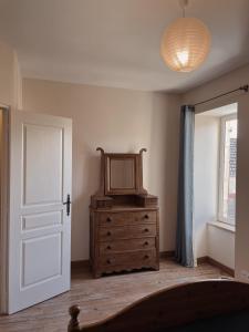 Łóżko lub łóżka w pokoju w obiekcie Joli gîte pour 5 personnes : Chez Cherrie