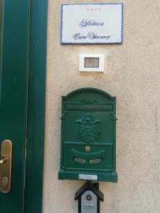 uma caixa de correio verde no lado de um edifício em Casa Vacanze NATASCIA em Trieste