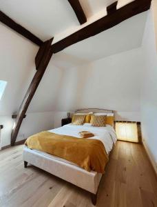 a bedroom with a large bed in a attic at Joli gîte pour 5 personnes : Chez Cherrie in Saint-Julien-de-Lampon