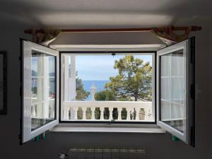 ein Fenster in einem Zimmer mit Aussicht in der Unterkunft Apartments Sana in Sveti Stefan