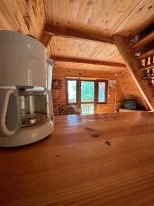 a kitchen in a log cabin with a microwave at Domek na górze z pięknym widokiem in Bukowiec