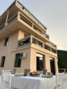Khidikari Hotel的阳台或露台