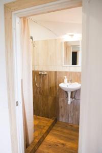 een badkamer met een wastafel, een toilet en een douche bij Aizpuri Rose View in Nīca