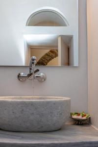Kalloni Tinou的住宿－Βόλτα Καλλονή studio (Volta Kalloni)，一间带水槽和镜子的浴室