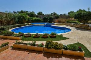 Bazén v ubytování Gozo Spacious Apartment with Large Communal Pool nebo v jeho okolí