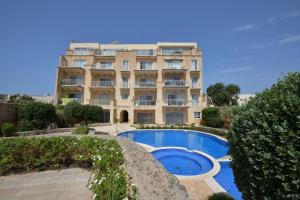 Bazén v ubytování Gozo Spacious Apartment with Large Communal Pool nebo v jeho okolí