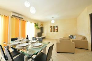 Posezení v ubytování Gozo Spacious Apartment with Large Communal Pool