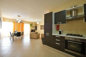 Kuchyň nebo kuchyňský kout v ubytování Gozo Spacious Apartment with Large Communal Pool