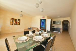 Kuchyň nebo kuchyňský kout v ubytování Gozo Spacious Apartment with Large Communal Pool