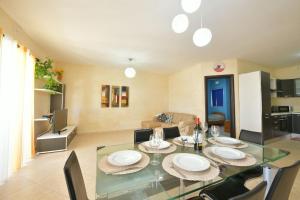 Kuchyň nebo kuchyňský kout v ubytování Gozo Spacious Apartment with Large Communal Pool
