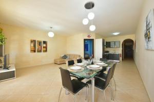 Posezení v ubytování Gozo Spacious Apartment with Large Communal Pool