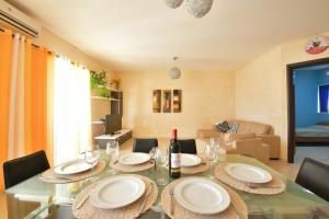Posezení v ubytování Gozo Spacious Apartment with Large Communal Pool