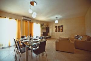 Posezení v ubytování Gozo Spacious Apartment with Large Communal Pool