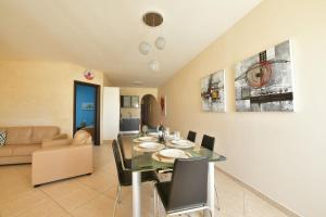Posezení v ubytování Gozo Spacious Apartment with Large Communal Pool