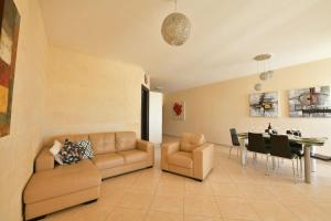 Posezení v ubytování Gozo Spacious Apartment with Large Communal Pool
