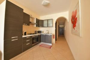 Kuchyň nebo kuchyňský kout v ubytování Gozo Spacious Apartment with Large Communal Pool