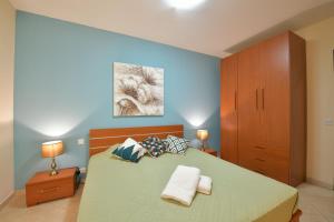Postel nebo postele na pokoji v ubytování Gozo Spacious Apartment with Large Communal Pool