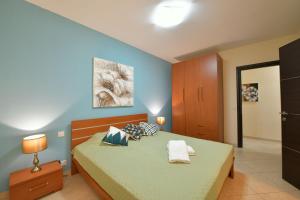 Postel nebo postele na pokoji v ubytování Gozo Spacious Apartment with Large Communal Pool