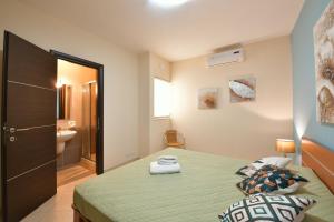 Postel nebo postele na pokoji v ubytování Gozo Spacious Apartment with Large Communal Pool