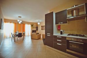 Kuchyň nebo kuchyňský kout v ubytování Gozo Spacious Apartment with Large Communal Pool