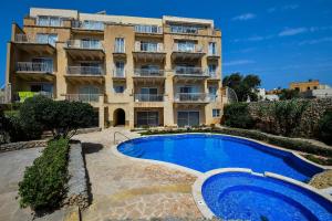 Bazén v ubytování Gozo Spacious Apartment with Large Communal Pool nebo v jeho okolí + 20 fotografií