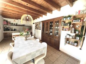 Kalufa Surf House في El Cuchillo: مطبخ مع طاولة وكراسي في غرفة