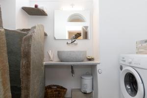 Kalloni Tinou的住宿－Βόλτα Καλλονή studio (Volta Kalloni)，一间带水槽和洗衣机的浴室