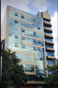 ein großes Glasgebäude mit vielen Fenstern in der Unterkunft Hotel Grace Galaxy in Mumbai