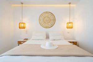 - une chambre avec un lit doté d'un chapeau dans l'établissement Celestial Seaview Apartments- Ariadne, à Naxos Chora