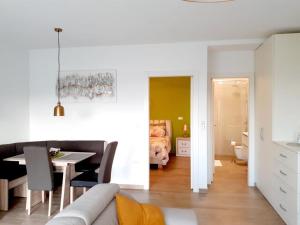 Sala de estar y comedor con sofá y mesa en Apartment Nona Ervina en Koper