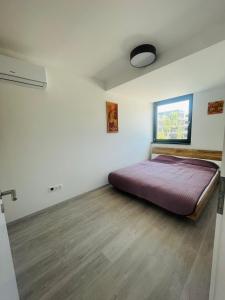 1 dormitorio con cama y ventana en Szemesi Apartman, en Balatonszemes