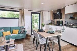 Camping Country Park Crecy La Chapelle - Site Officiel - Next to Disneyland Paris的厨房或小厨房