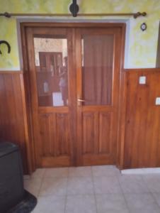 un par de puertas de madera en una habitación en Ana, en Vodnjan