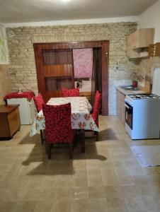 cocina con mesa y sillas en una habitación en Ana, en Vodnjan