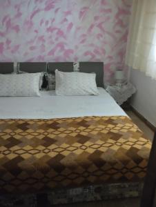 1 dormitorio con 1 cama con manta a cuadros en Ana, en Vodnjan